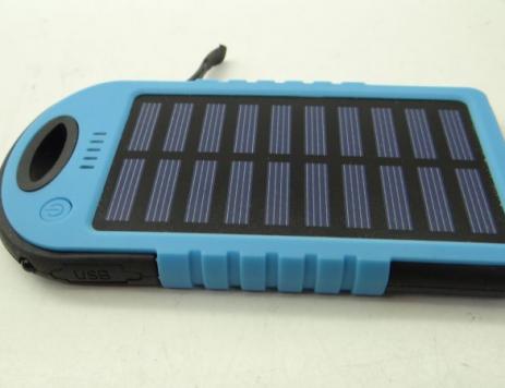 Powerbank solarny z latarką niebieski